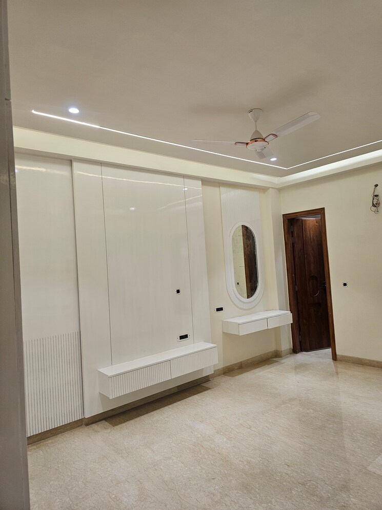 Room, ram vihar 3 Bedroom 175 Sq.Yd. Builder Floor In Ram Vihar Delhi 8360884