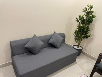Furnished Amenities in 1.5 BHK Apartment at DLF Garden Villas, Sector 43 – for Rent