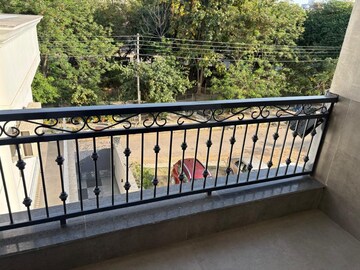 Balcony in 1.5 BHK Apartment at DLF Garden Villas, Sector 43 – for Rent