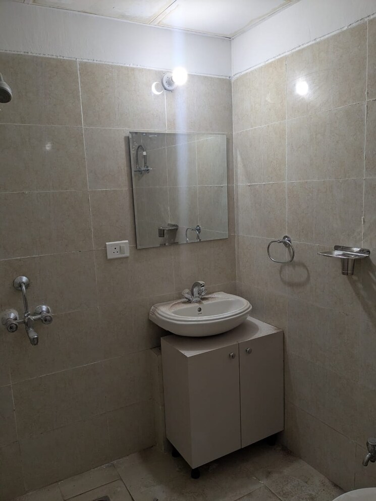 Bathroom, bptp-district-3 3 Bedroom 2700 Sq.Ft. Builder Floor In Sector 85 Faridabad 8360941