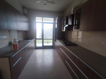 Room in 5 BHK Villa at Unitech Espace Nirvana Country, Sector 50 – for Rent