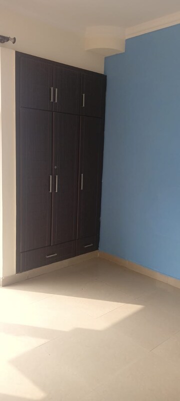Room in 3 BHK Apartment at Amrapali Eden Park, Sector 50 – for Sale