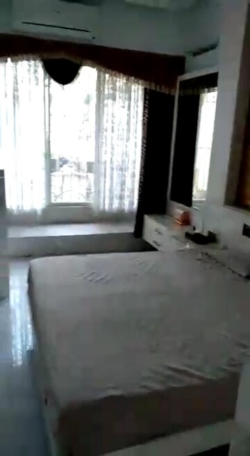 Room in 2 BHK Apartment at Bandra West – for Rent