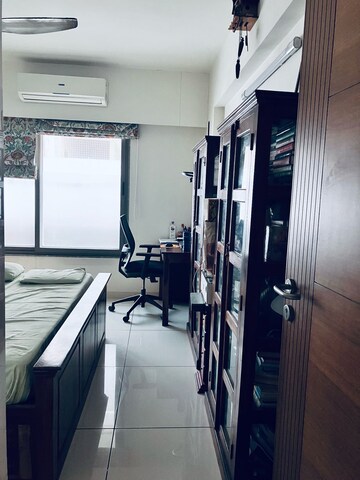 Room in 3 BHK Apartment at Ahmedabad Cantonment – for Rent