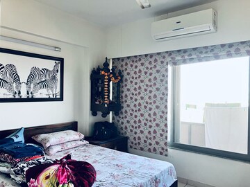 Room in 3 BHK Apartment at Ahmedabad Cantonment – for Rent