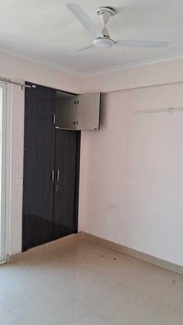 Room in 3 BHK Apartment at Amrapali Golf Homes, Sector 4, Greater Noida – for Rent