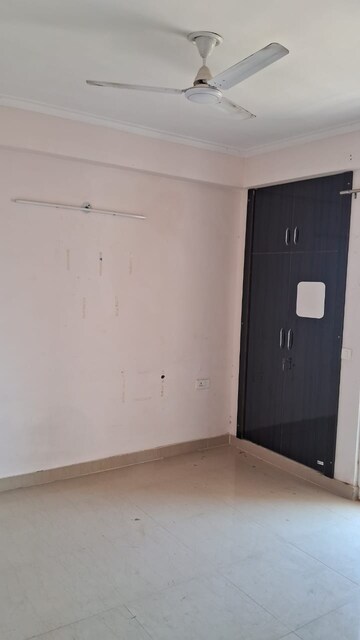 Room in 3 BHK Apartment at Amrapali Golf Homes, Sector 4, Greater Noida – for Rent