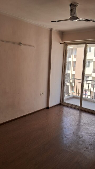 Room in 3 BHK Apartment at Amrapali Ivory Heights, Amrapali Dream Valley – for Rent