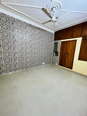 Room in 3 BHK Builder Floor at Saket – for Rent