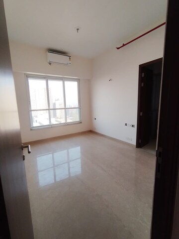 Room in 3 BHK Apartment at Kalpataru Radiance, Goregaon West – for Rent