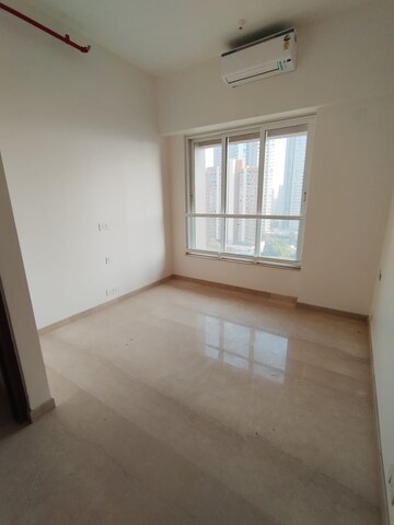Room in 3 BHK Apartment at Kalpataru Radiance, Goregaon West – for Rent