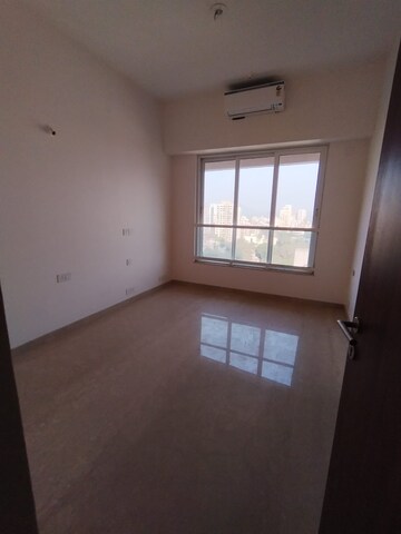Room in 3 BHK Apartment at Kalpataru Radiance, Goregaon West – for Rent
