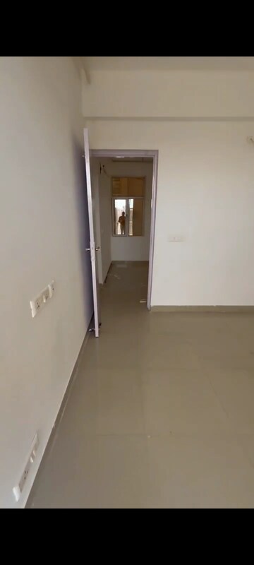 Room in 3 BHK Apartment at Nirala Greenshire, Sector 2 Greater Noida – for Sale