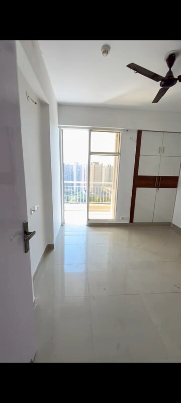Room in 3 BHK Apartment at Nirala Greenshire, Sector 2 Greater Noida – for Sale