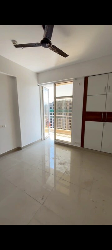 Room in 3 BHK Apartment at Nirala Greenshire, Sector 2 Greater Noida – for Sale