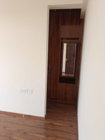 Room in 3 BHK Apartment at Omaxe The Palace, Gomti Nagar – for Rent