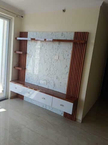 Room in 3 BHK Apartment at Omaxe The Palace, Gomti Nagar – for Rent