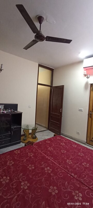 Living Room in 2 BHK Builder Floor at South Extension ii – for Rent
