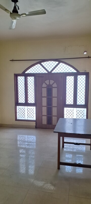 Room in 3 BHK Independent House at Gomti Nagar – for Rent