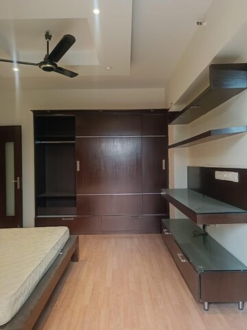Bedroom in 4 BHK Apartment at DLF The Royalton Tower, Dlf Phase V – for Rent