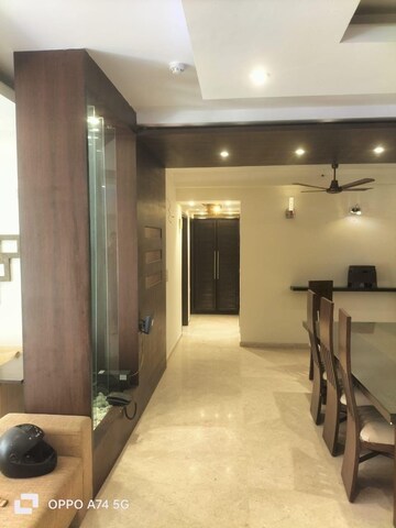 Room in 4 BHK Apartment at DLF The Royalton Tower, Dlf Phase V – for Rent
