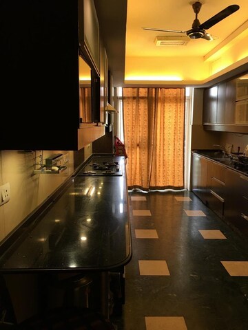 Living Room in 4 BHK Apartment at DLF The Royalton Tower, Dlf Phase V – for Rent