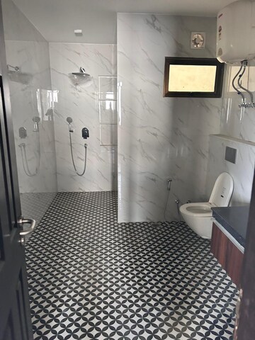 Bathroom in 3 BHK Apartment at Unitech Heritage City, Sector 25 – for Rent