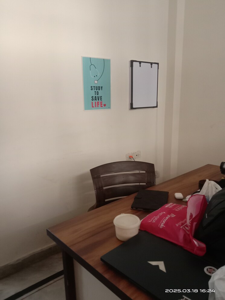 Room, rohini sector 11 3.5 Bedroom 120 Sq.Mt. Builder Floor In Rohini Sector 11 Delhi 8362072