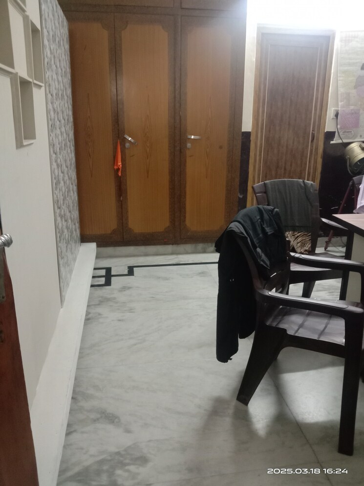 Room, rohini sector 11 3.5 Bedroom 120 Sq.Mt. Builder Floor In Rohini Sector 11 Delhi 8362072