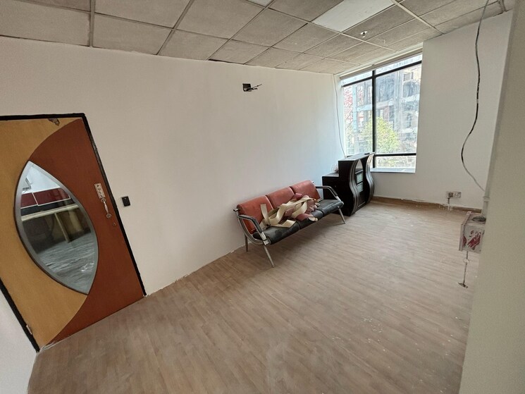  Parking, sector 63 Commercial Office Space 2800 Sq.Ft. In Sector 63 Noida 8362180