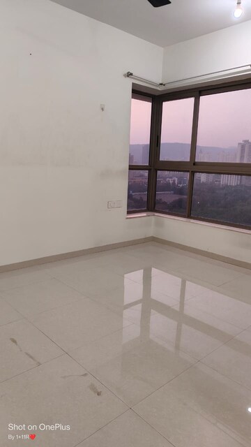 Room in 2 BHK Apartment at Kalpataru Paramount, Kapur Bawdi – for Rent