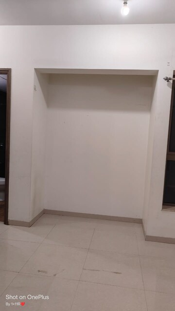 Room in 2 BHK Apartment at Kalpataru Paramount, Kapur Bawdi – for Rent