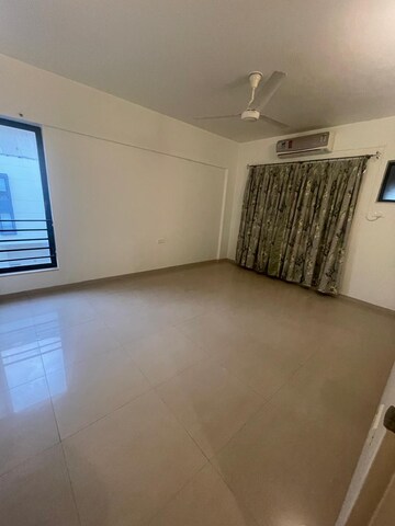 Room in 3 BHK Apartment at Clover Acropolis, Viman Nagar – for Rent