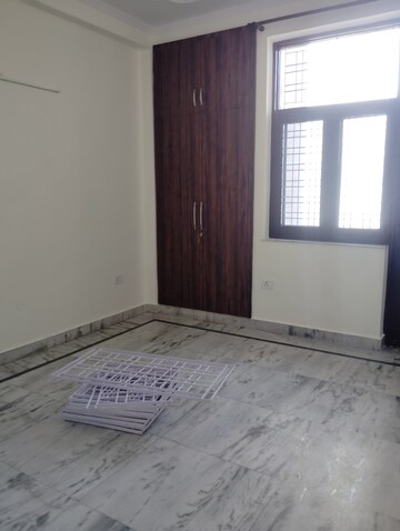 Room in 2.5 BHK Apartment at Supertech Cape Town, Sector 74 – for Rent