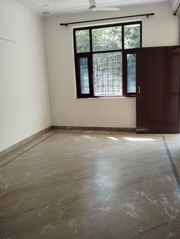 Room in 2.5 BHK Apartment at Supertech Cape Town, Sector 74 – for Rent