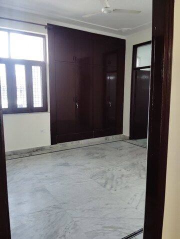 Room in 2.5 BHK Apartment at Supertech Cape Town, Sector 74 – for Rent
