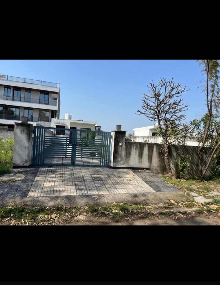 Plot For Sale in DLF Hyde Park