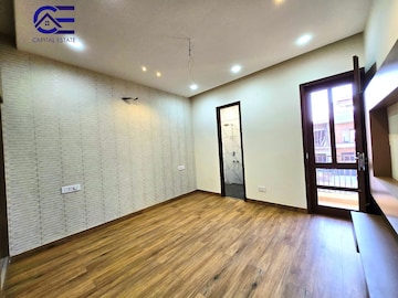 Room in 2.5 BHK Apartment at Mahagun Mywoods, Sector 16c Greater Noida – for Rent