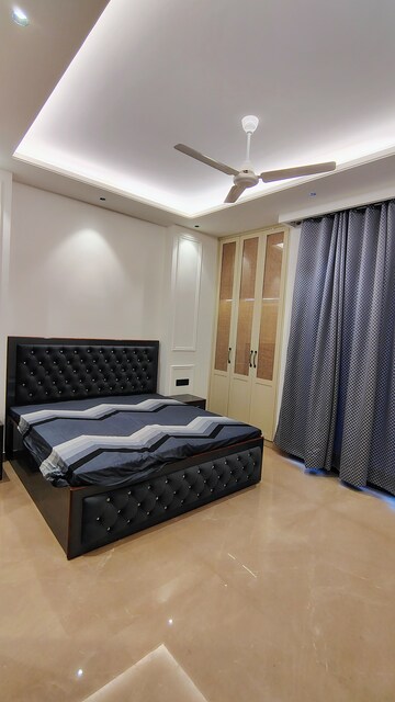 Bedroom in 3 BHK Builder Floor at DLF Atria, Dlf Phase ii – for Rent