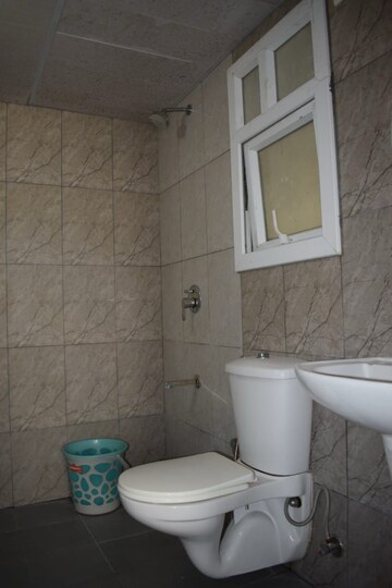 Bathroom in 4 BHK Apartment at Prestige Fairfield, Rmv 2nd Stage – for Rent