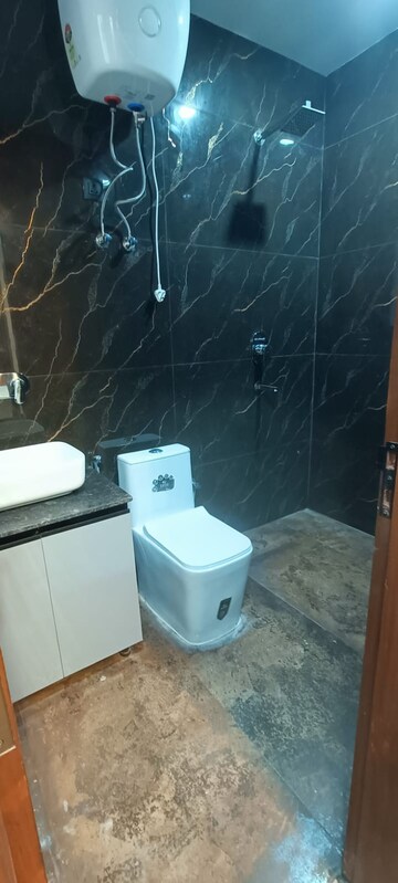 Bathroom in 1 BHK Apartment at Sector 27 – for Rent