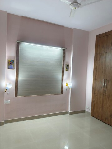 Room in 3.5 BHK Apartment at Ajnara Le Garden, Sector 16b Greater Noida – for Rent