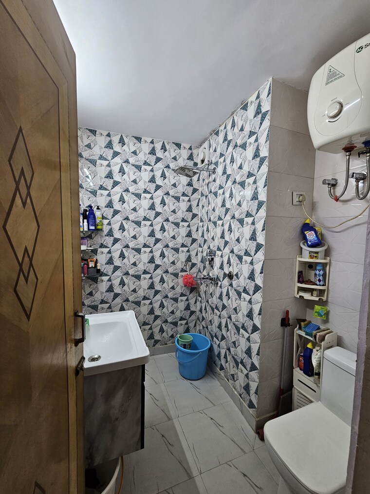 Bathroom, vikas puri 2.5 Bedroom 120 Sq.Yd. Apartment In Vikas Puri Delhi 8364288