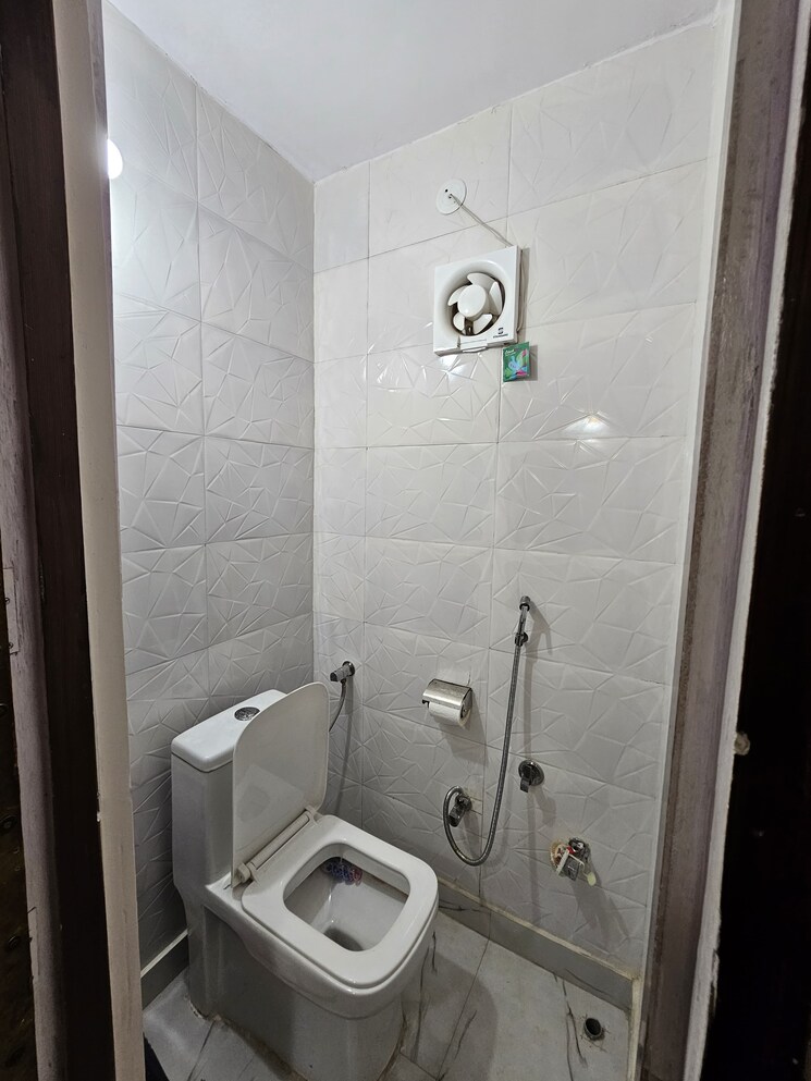 Bathroom, vikas puri 2.5 Bedroom 120 Sq.Yd. Apartment In Vikas Puri Delhi 8364288