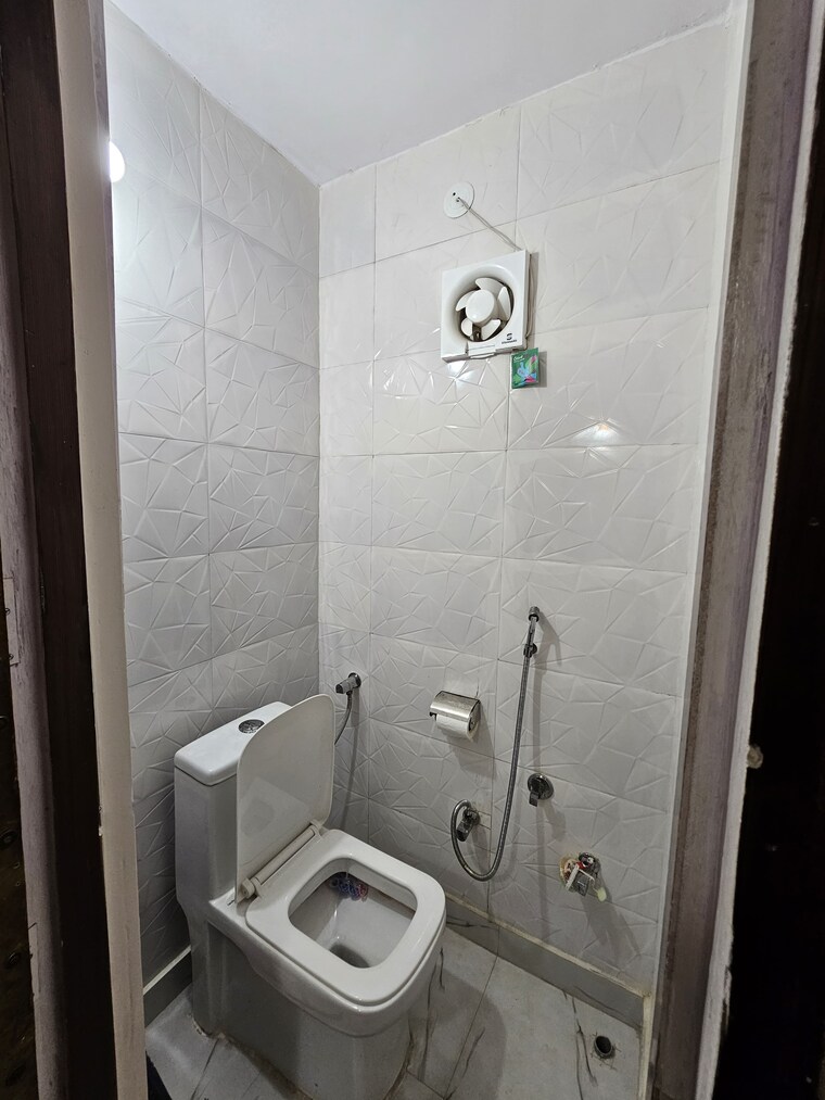 Bathroom, vikas puri 2.5 Bedroom 120 Sq.Yd. Apartment In Vikas Puri Delhi 8364288