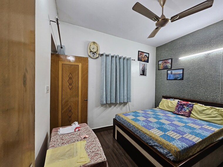 Bedroom, vikas puri 2.5 Bedroom 120 Sq.Yd. Apartment In Vikas Puri Delhi 8364288