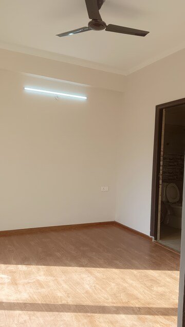 Room in 2.5 BHK Apartment at Amrapali Golf Homes, Sector 4, Greater Noida – for Rent
