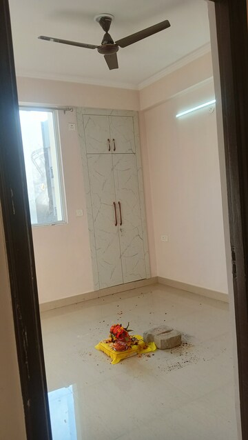 Room in 2.5 BHK Apartment at Amrapali Golf Homes, Sector 4, Greater Noida – for Rent