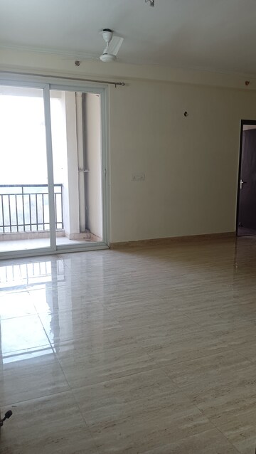 Room in 2.5 BHK Apartment at Amrapali Golf Homes, Sector 4, Greater Noida – for Rent