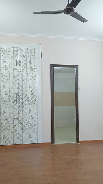 Room in 2.5 BHK Apartment at Amrapali Golf Homes, Sector 4, Greater Noida – for Rent